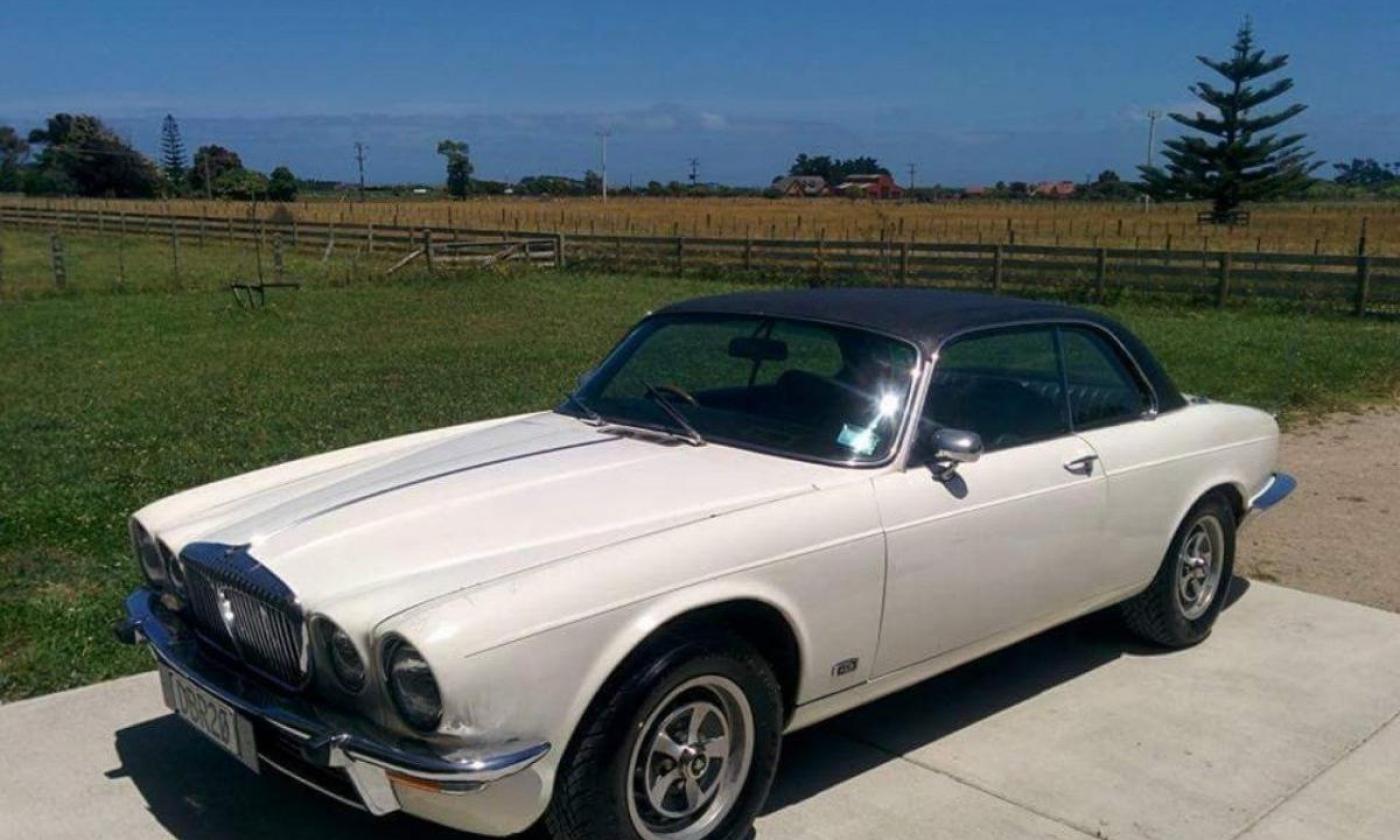 Daimler Sovereign Coupe 2 door 1977 Old ENglish White (1).jpg