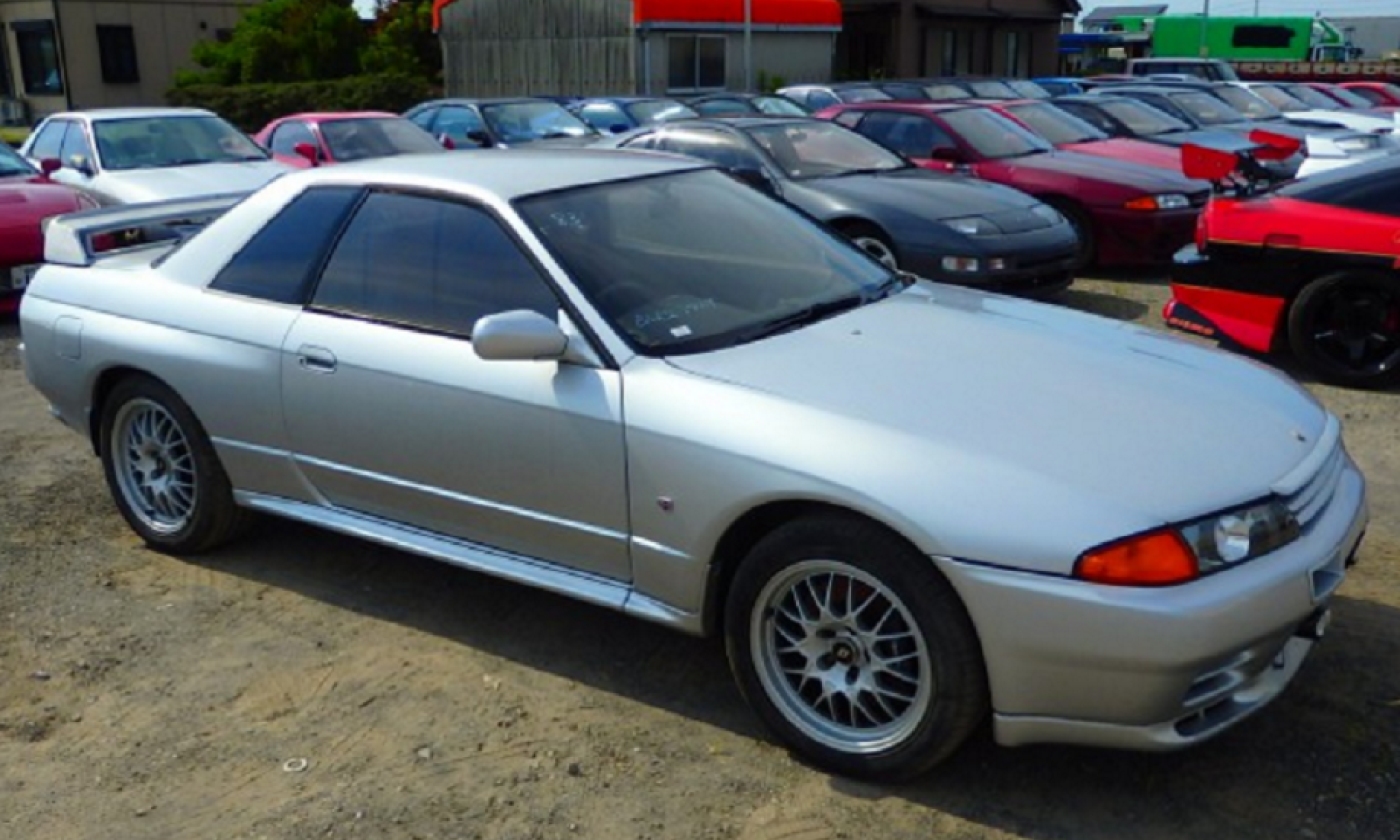 R32 GTR V-Spec II silver 1994 front side 4.png