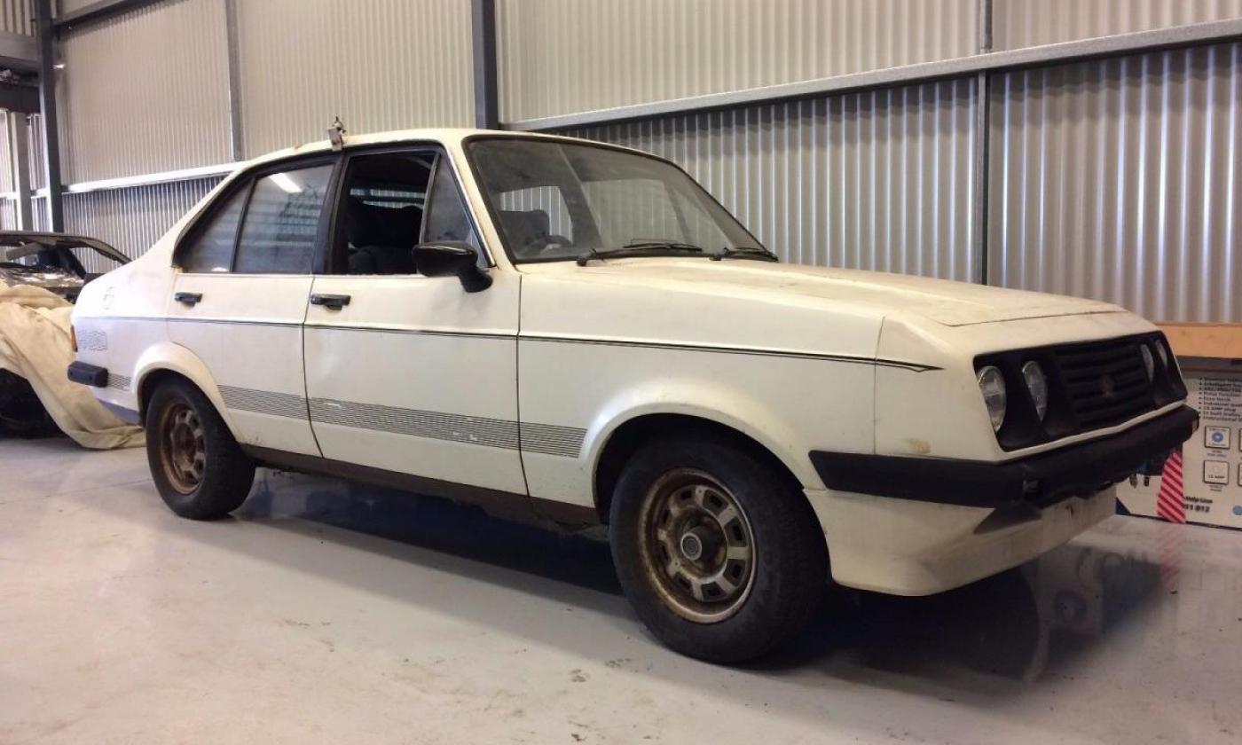 White Ford Escort MK2 1979 RS2000 4-door sedan images car 16 Australia (1).jpg